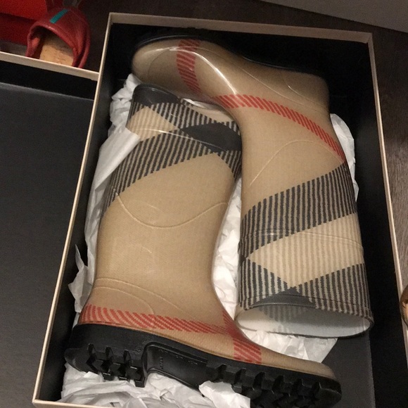 Super cute Burberry rain boots - Picture 5 of 5